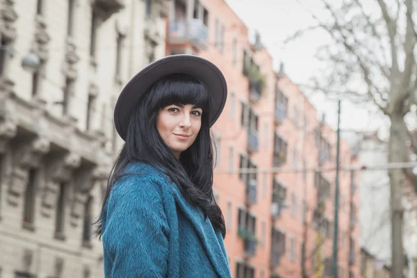 Milan kadın Fas için bina dış Gucci defile insanlar — Stok fotoğraf