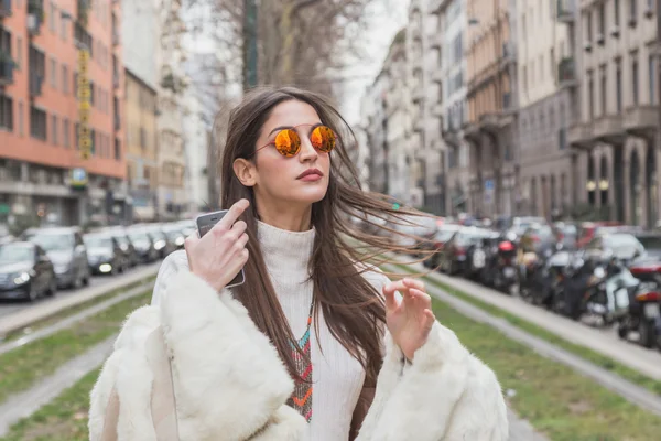 Люди возле здания модного показа Gucci для женщин в Милане — стоковое фото