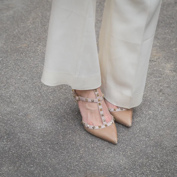 Detalle de zapatos femeninos fuera del edificio del desfile de moda de Gucci para M — Foto de Stock