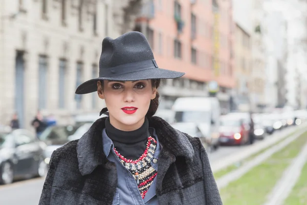 Milan kadın Fas için bina dış Gucci defile insanlar