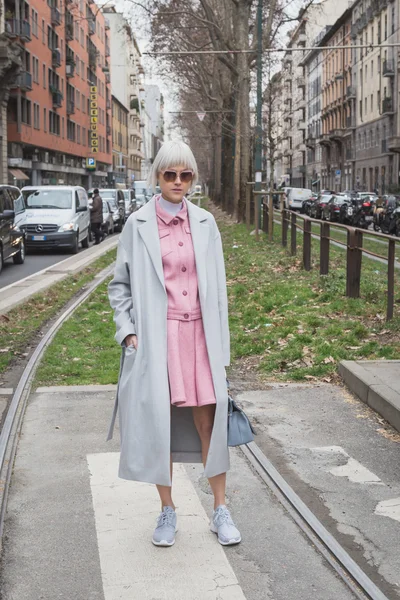 Menschen vor dem Gebäude der Gucci-Modenschau für Mailands Frauenfas — Stockfoto
