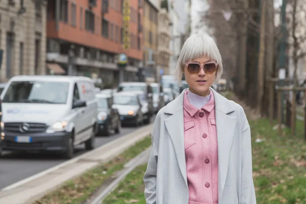 Ludzie poza pokaz mody Gucci budynku dla kobiet Milan Fas — Zdjęcie stockowe