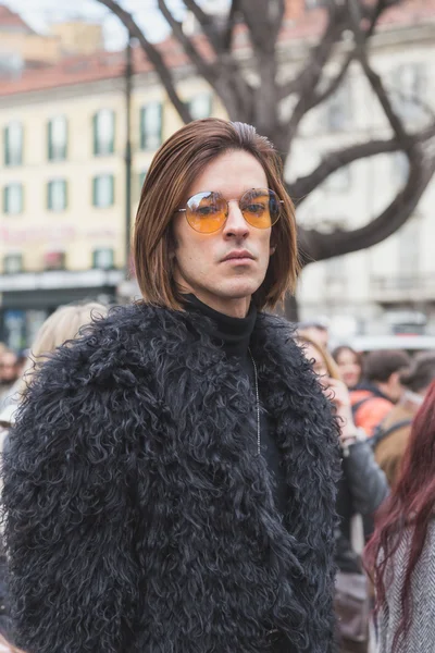 People outside Gucci fashion show building for Milan Women's Fas — Stock Photo, Image