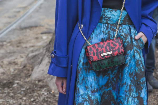Озил сумки у здания модного показа Gucci для Милана Воме — стоковое фото