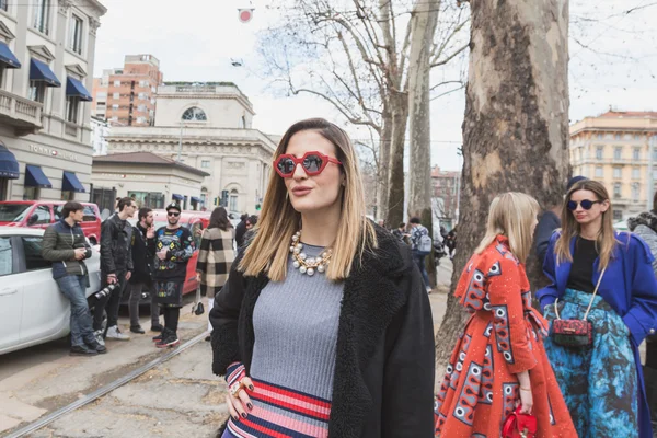 Des personnes à l'extérieur du bâtiment du défilé de mode Gucci pour les Fas de Milan Femmes — Photo