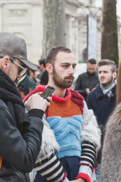 People outside Gucci fashion show building for Milan Women's Fas — Stock Photo, Image