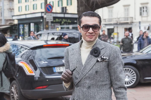 Milan kadın Fas için bina dış Gucci defile insanlar — Stok fotoğraf