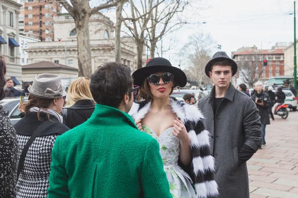 Menschen vor dem Gebäude der Gucci-Modenschau für Mailands Frauenfas — Stockfoto