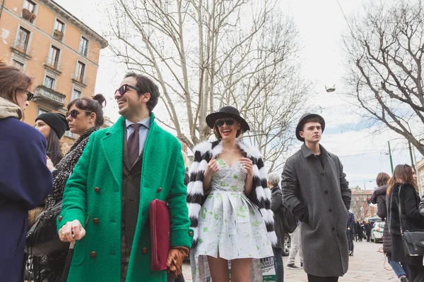 Persone al di fuori della sfilata di Gucci edificio per Fas Milano Femminile — Foto Stock