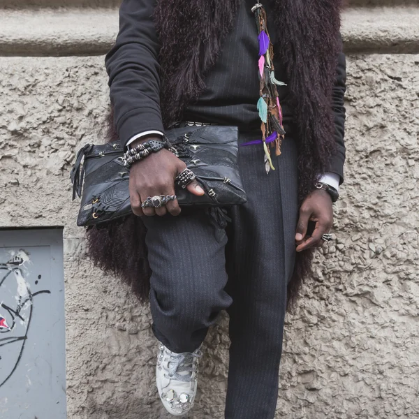 一个人在外建设为米兰窝的 Gucci 时装秀的细节 — 图库照片