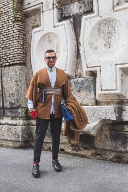 Alberta Ferretti defile Milan için bina dışındaki kişiler 
