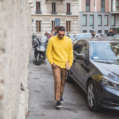 Alberta Ferretti defile Milan için bina dışındaki kişiler 