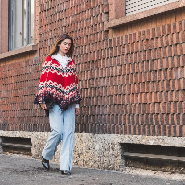 Des gens à l'extérieur de l'Alberta Ferretti Fashion Show Building pour Milan — Photo