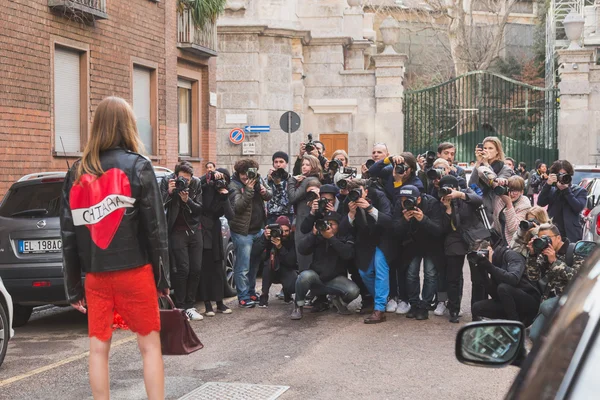 Des gens à l'extérieur de l'Alberta Ferretti Fashion Show Building pour Milan — Photo