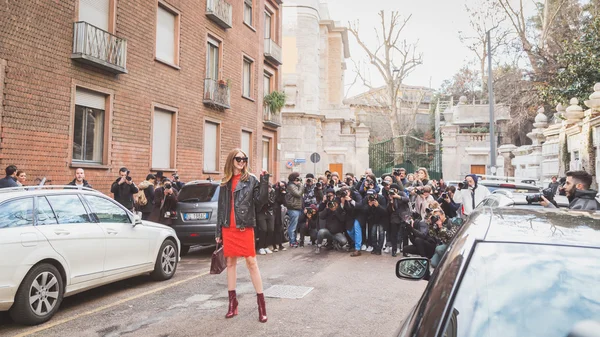 People outside Alberta Ferretti fashion show building for Milan — Stock Photo, Image