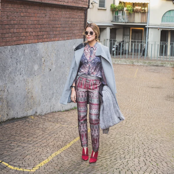 People outside Alberta Ferretti fashion show building for Milan — Stock Photo, Image