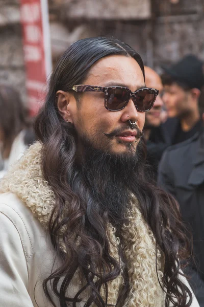 People outside Alberta Ferretti fashion show building for Milan — Stock Photo, Image