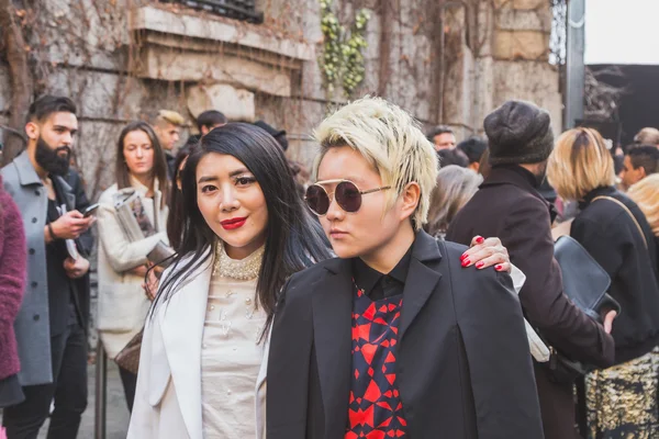 People outside Alberta Ferretti fashion show building for Milan — Stock Photo, Image