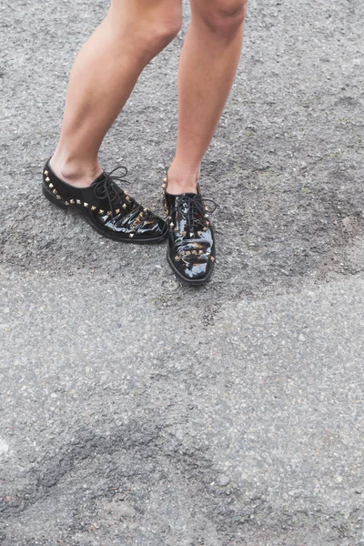 Detalhe de sapatos fora Alberta Ferretti construção de desfile de moda f — Fotografia de Stock