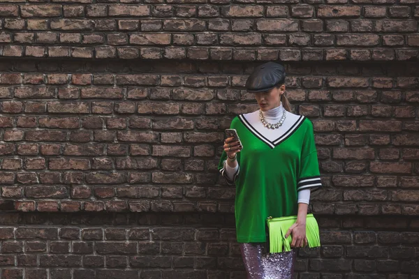 Красива дівчина за межами Альберта Ferretti моди шоу будівлі fo — стокове фото