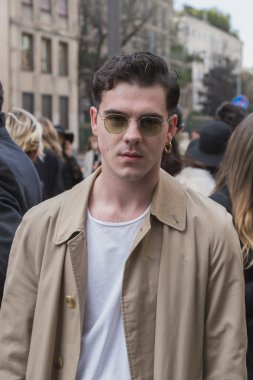 Milan kadın için bina dış önizleme defile insanlar