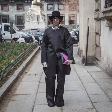 Milan kadın için bina dış önizleme defile insanlar