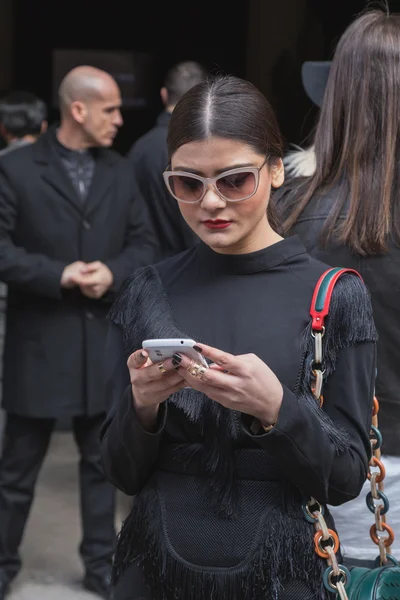 Milan kadın için bina dış önizleme defile insanlar — Stok fotoğraf