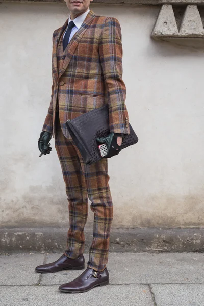 ミラノ女性の建物外のアンテプリマのファッションショーを人々 します。 — ストック写真