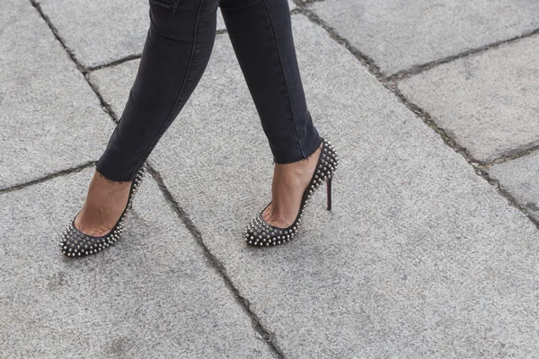 Dettaglio delle scarpe fuori dall'edificio della sfilata di moda Anteprima per Mila — Foto Stock