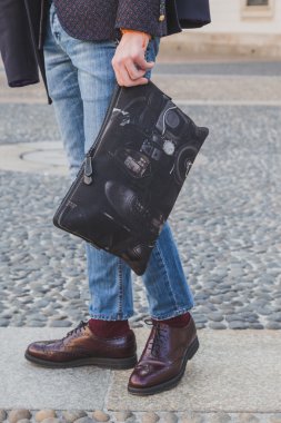 Çanta ve ayakkabı Cristiano Burani moda dışında ayrıntı göstermek bu