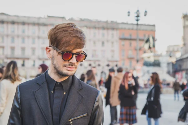 Человек у здания модного показа Криштиану Бурани для Милана Вома — стоковое фото