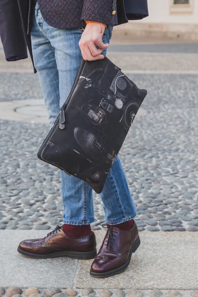 Detail of bag and shoes outside Cristiano Burani fashion show bu — Stock Photo, Image