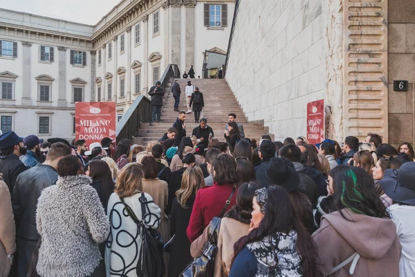 Mensen buiten Cristiano Burani modeshow bouwen voor Milaan — Stockfoto