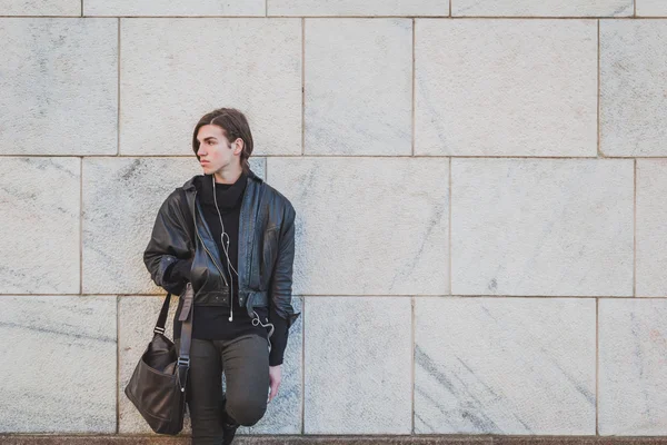 Man outside Cristiano Burani fashion show building for Milan Wom — Stock Photo, Image