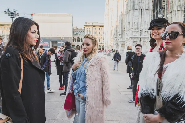 Mensen buiten Cristiano Burani modeshow bouwen voor Milaan — Stockfoto