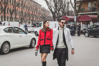 Milan kadın Fa için bina dış Armani defile insanlar