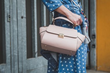 Armani defile için Milan Wom bina dışında çanta detay