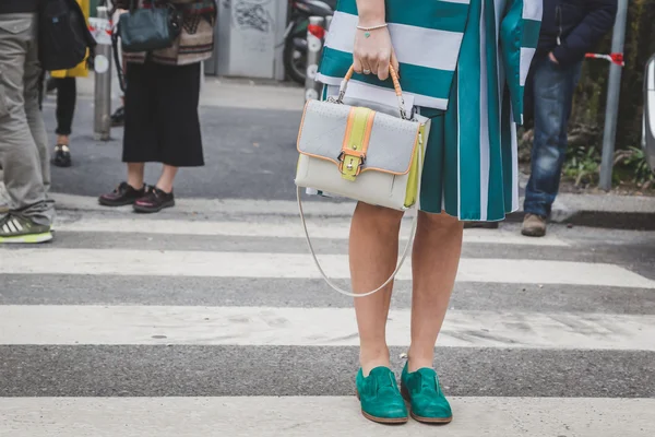 Detalhe de saco e sapatos fora do edifício do desfile de moda Armani para — Fotografia de Stock