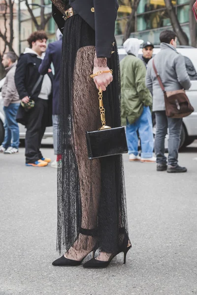 Detail der Tasche und Schuhe vor dem Gebäude der armani-Modenschau für — Stockfoto