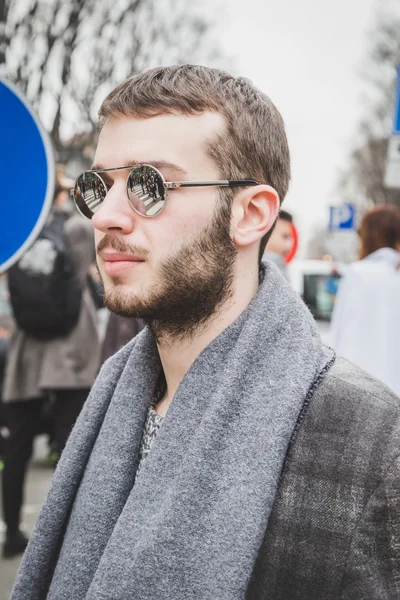 Hombre fuera del edificio del desfile de moda Armani para Milan Women 's Fashi — Foto de Stock