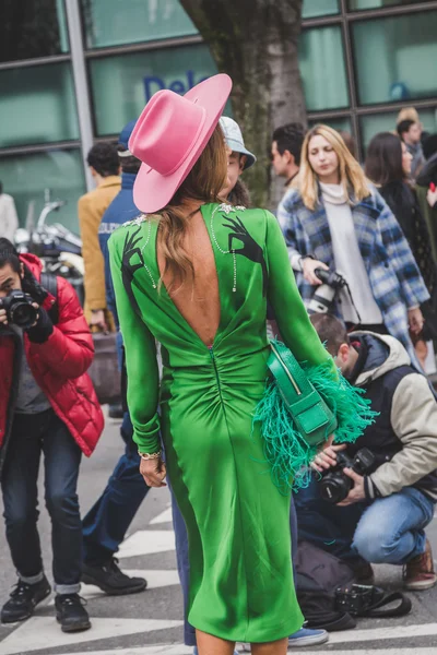 People outside Armani fashion show building for Milan Women's Fa — Stock Photo, Image