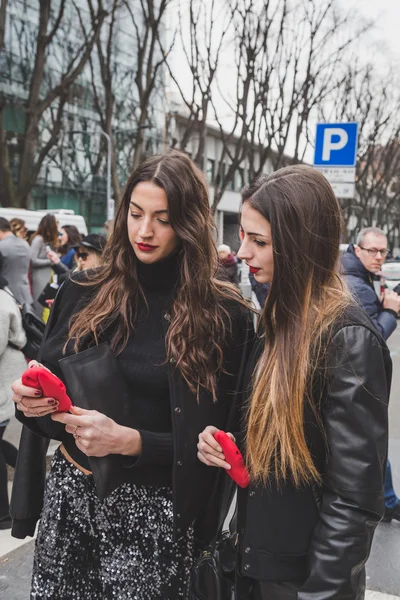 Milan kadın Fa için bina dış Armani defile insanlar — Stok fotoğraf