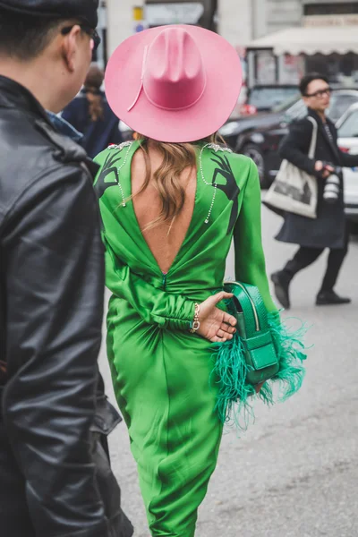 Mensen buiten Armani modeshow bouwen voor Milaan vrouwen Fa — Stockfoto