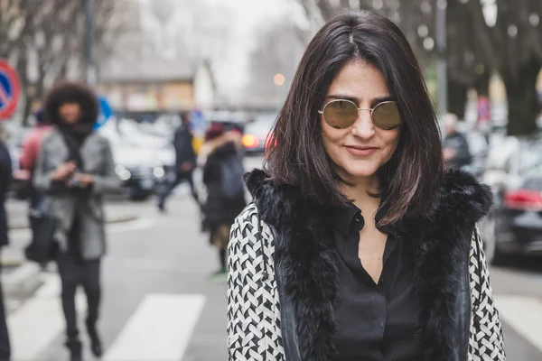 Les gens à l'extérieur du bâtiment de défilé de mode Armani pour Milan Femme Fa — Photo