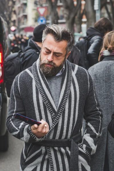 Mann vor Armani-Modenschau-Gebäude für Mailänder Damenmode — Stockfoto