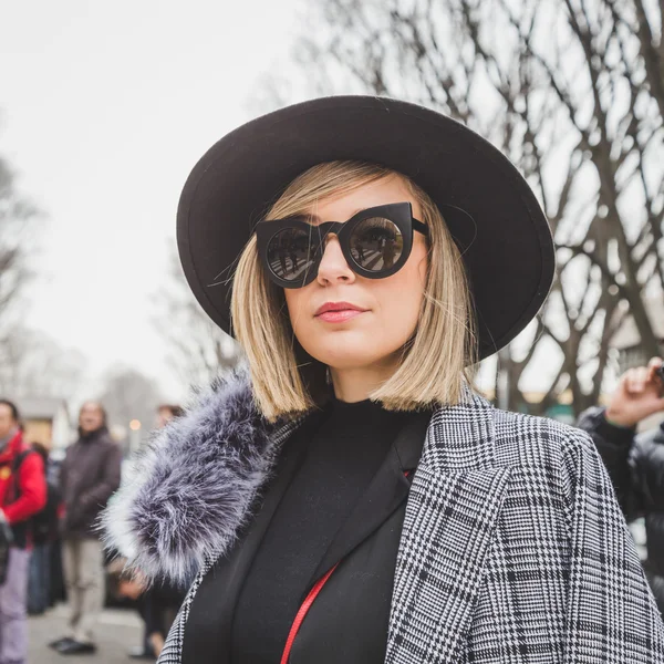 Les gens à l'extérieur du bâtiment de défilé de mode Armani pour Milan Femme Fa — Photo