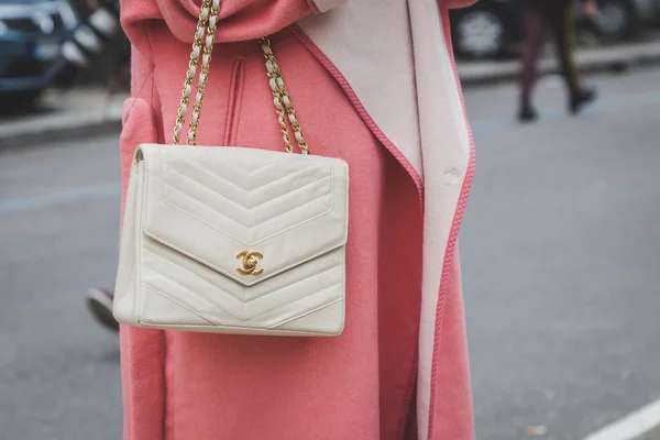 Detail der Tasche vor dem Gebäude der Modenschau von Armani für Mailand — Stockfoto