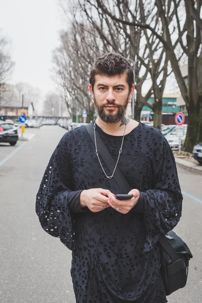 Hombre fuera del edificio del desfile de moda Armani para Milan Women 's Fashi — Foto de Stock