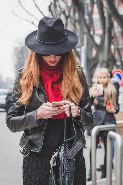 Mensen buiten Armani modeshow bouwen voor Milaan vrouwen Fa — Stockfoto