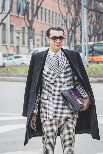Людина за межами показ мод Армані будівельні для Мілан жіночі сукні — стокове фото
